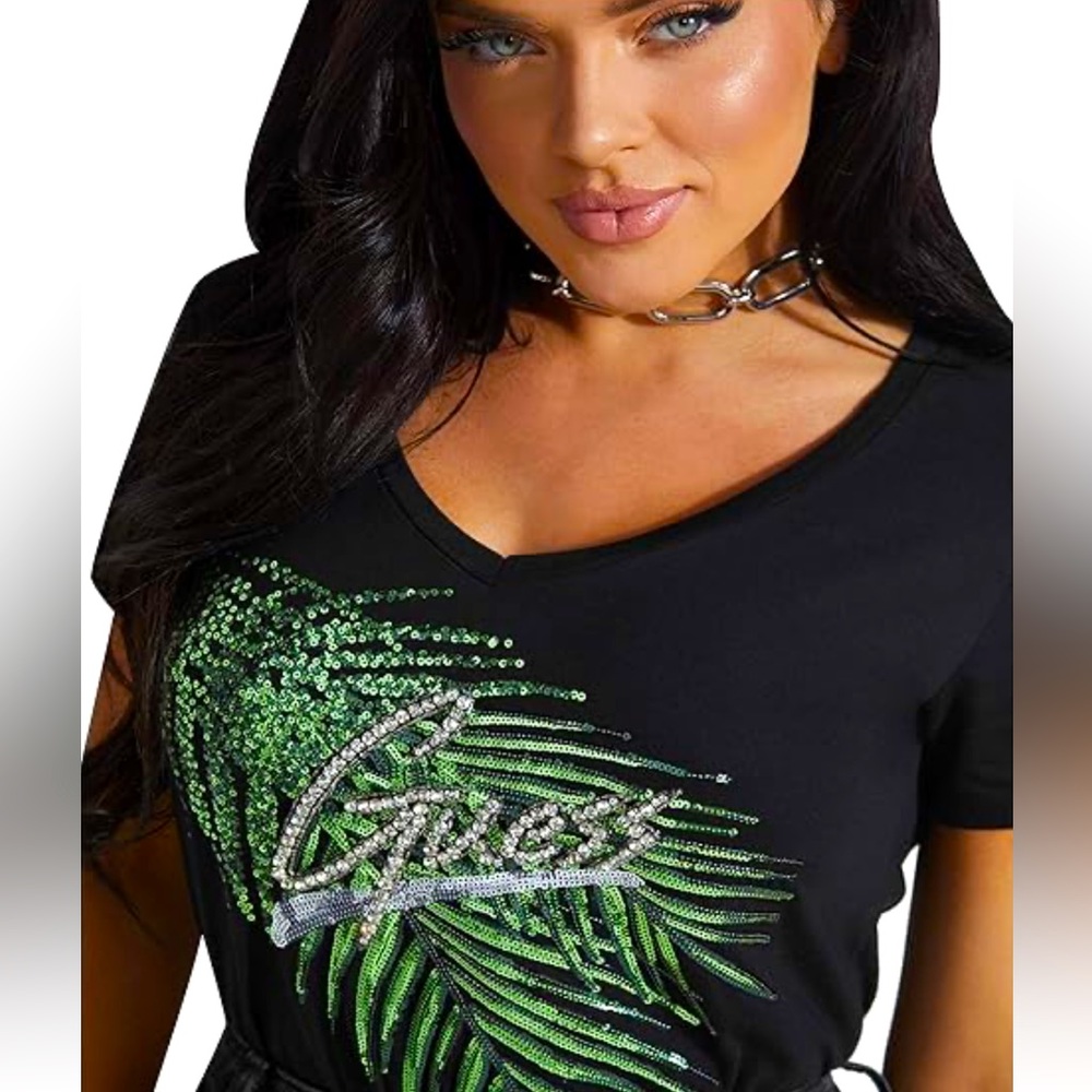 NWT GUESS Ladies Estella V-Neck Tee with short sleeves. Size: XL Jet black.